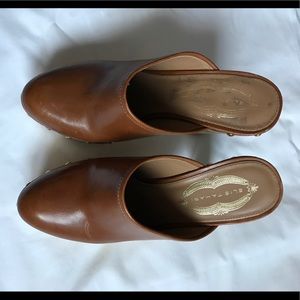 Elie Tahari Savanna Clogs Leather